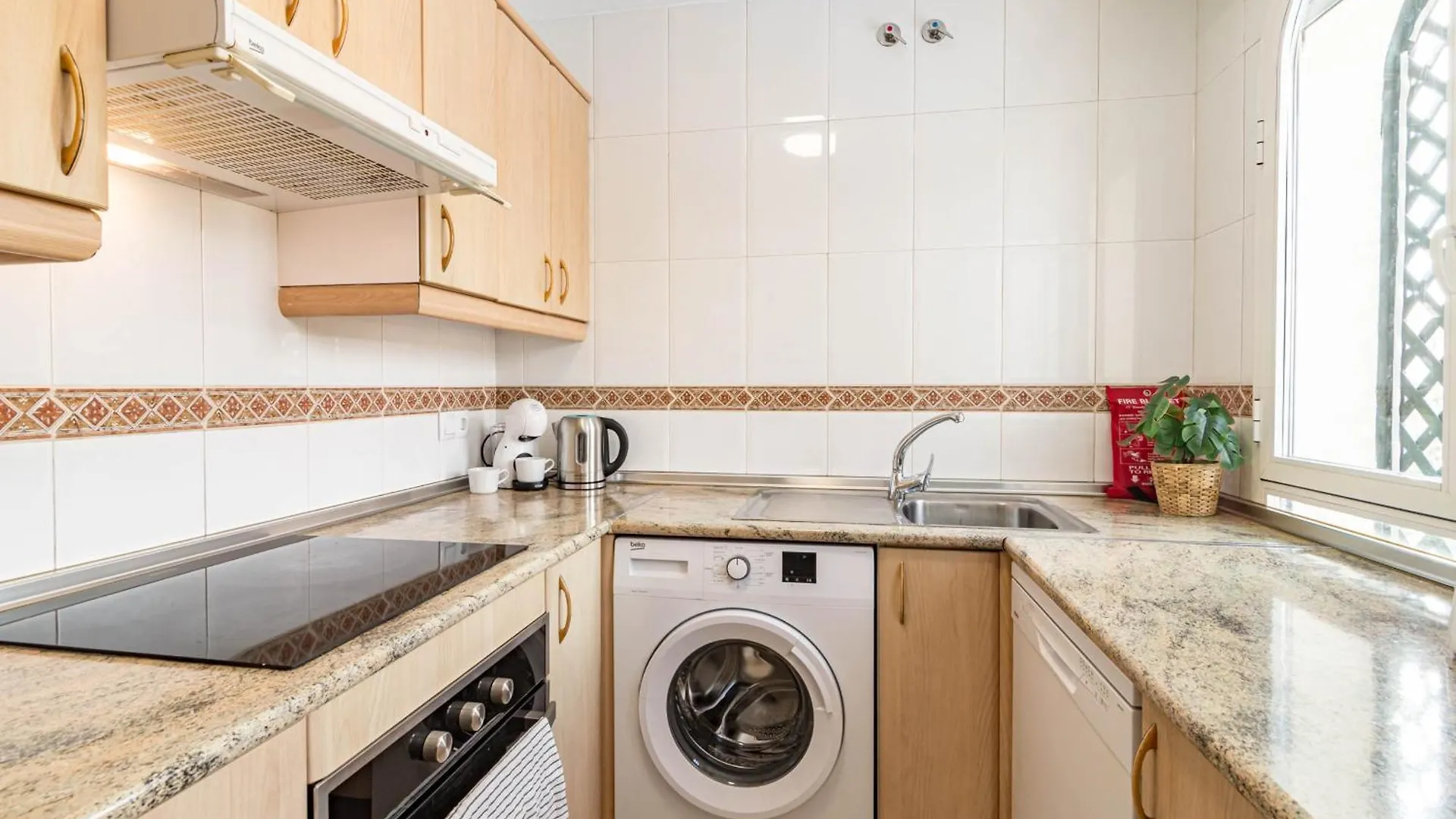 Contemporary Apartment Near Puerto Banus 마르베야