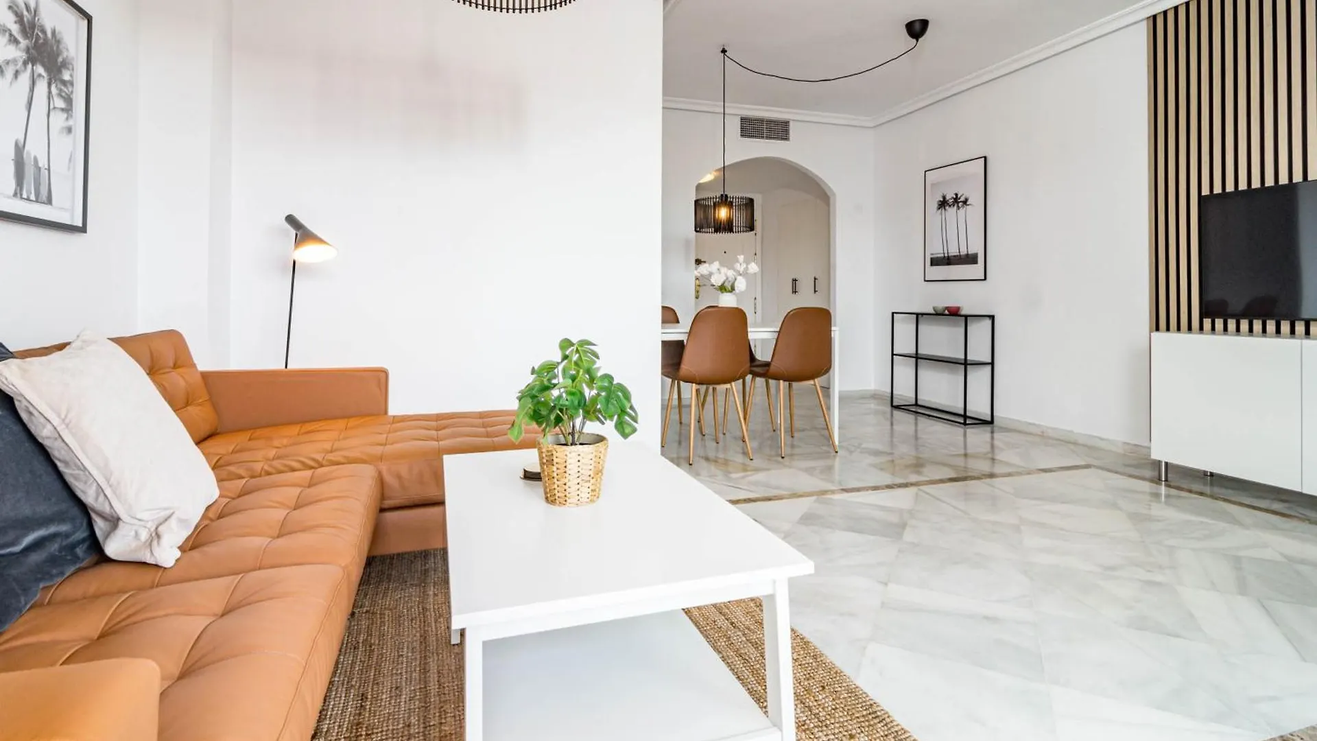 Contemporary Apartment Near Puerto Banus 마르베야